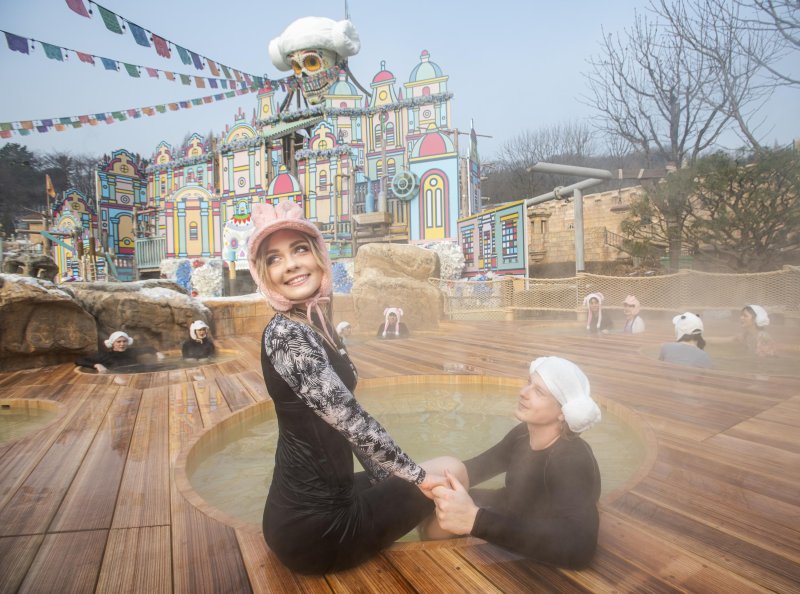 캐리비안 베이의 어드벤처 스파를 즐기는 외국인 이용객들의 모습(에버랜드 제공)