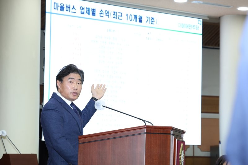 2023년 1월 6일 마을버스 파행 운행을 설명하며 대책을 요구하는 김운남 시의원 [김운남 시의원 제공, 재판매 및 DB 금지]