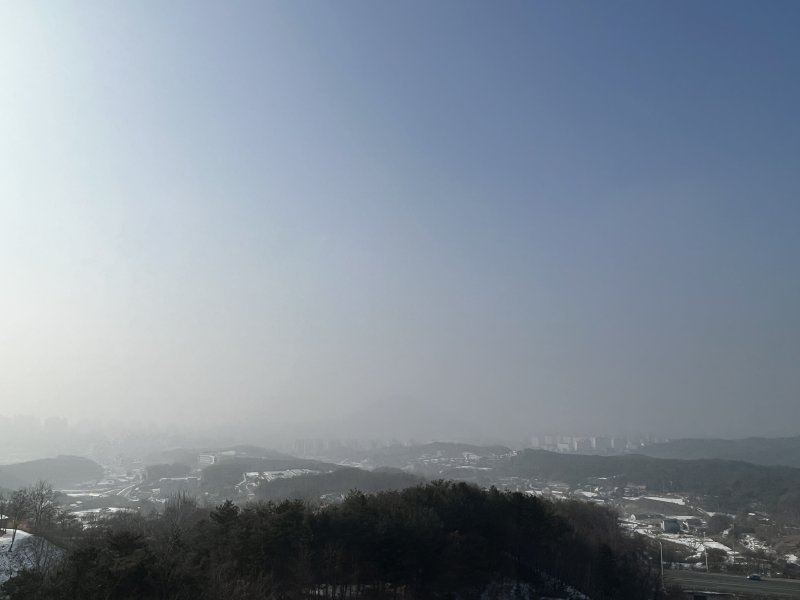 강원 영서지역의 미세먼지 농도가 ‘나쁨’ 수준을 보인 8일 춘천 구봉산에서 바라본 도심. ⓒ News1