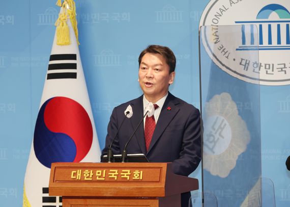 안철수 국민의힘 의원이 9일 오전 서울 여의도 국회 소통관에서 당 대표 출마 기자회견을 하고 있다. 사진=박범준 기자