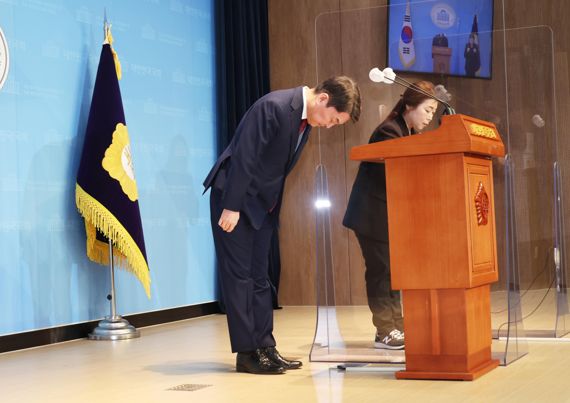 안철수 국민의힘 의원이 9일 오전 서울 여의도 국회 소통관에서 당 대표 출마 기자회견을 마치고 인사를 하고 있다. 사진=박범준 기자