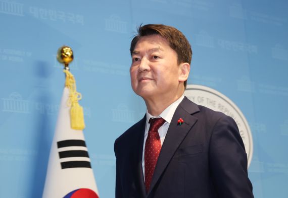 안철수 국민의힘 의원이 9일 오전 서울 여의도 국회 소통관에서 당 대표 출마 기자회견을 마치고 회ㄴ장을 나서고 있다. 사진=박범준 기자