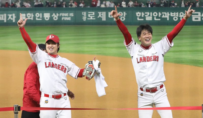 8일 오후 인천시 미추홀구 SSG 랜더스필드에서 열린 프로야구 '2022 신한은행 SOL KBO 포스트시즌' 한국시리즈 6차전 키움 히어로즈와 SSG 랜더스의 경기에서 4대3으로 승리하며 우승을 차지한 SSG 김광현과 최정이 환호하고 있다. 2022.11.8/뉴스1 ⓒ News1 임세영 기자
