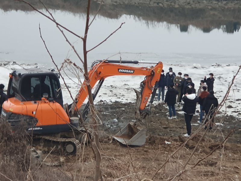 검찰이 6일 경기 파주시 공릉천변 일대에서 택시기사와 동거 여성을 살해한 혐의로 구속된 이기영(31)을 대동해 시신을 유기했다고 지목한 장소에 대한 현장검증을 진행하고 있다. 2023.1.6/뉴스1 ⓒ News1 양희문 기자, 이상휼 기자