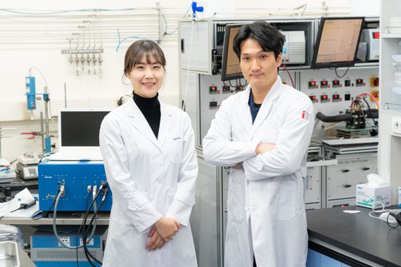 광주과학기술원(GIST) 신소재공학부 엄광섭 교수(오른쪽)와 심기연 박사과정생이 충전용량을 1.5배 늘린 전기차 배터리를 개발했다. GIST 제공