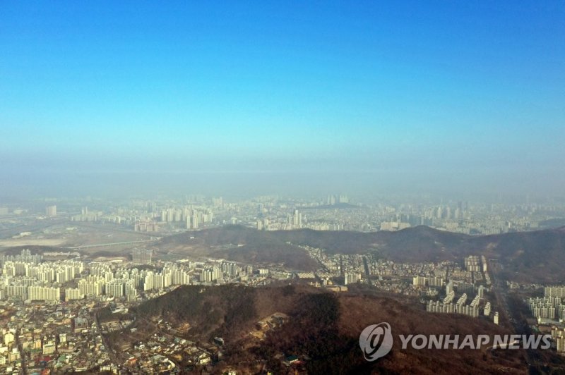 인천 서부·영종·영흥·강화 미세먼지주의보 해제 파란 하늘 아래 미세먼지 (인천=연합뉴스) 윤태현 기자 = 인천지역의 미세먼지 농도가 '매우 나쁨' 수준을 보인 9일 오전 인천시 연수구 옥련동 일대에 미세먼지가 가득 차 있다. 2023.1.9 tomatoyoon@yna.co.kr (끝)