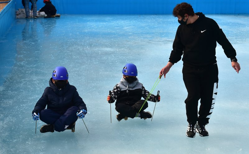 [대구=뉴시스] 이무열 기자 = 9일 오후 대구 동구 팔공산수련원에서 열린 '2023 가족과 함께하는 얼음썰매축제'를 찾은 아이들이 전통썰매를 타며 즐거운 시간을 보내고 있다. 2023.01.09. lmy@newsis.com