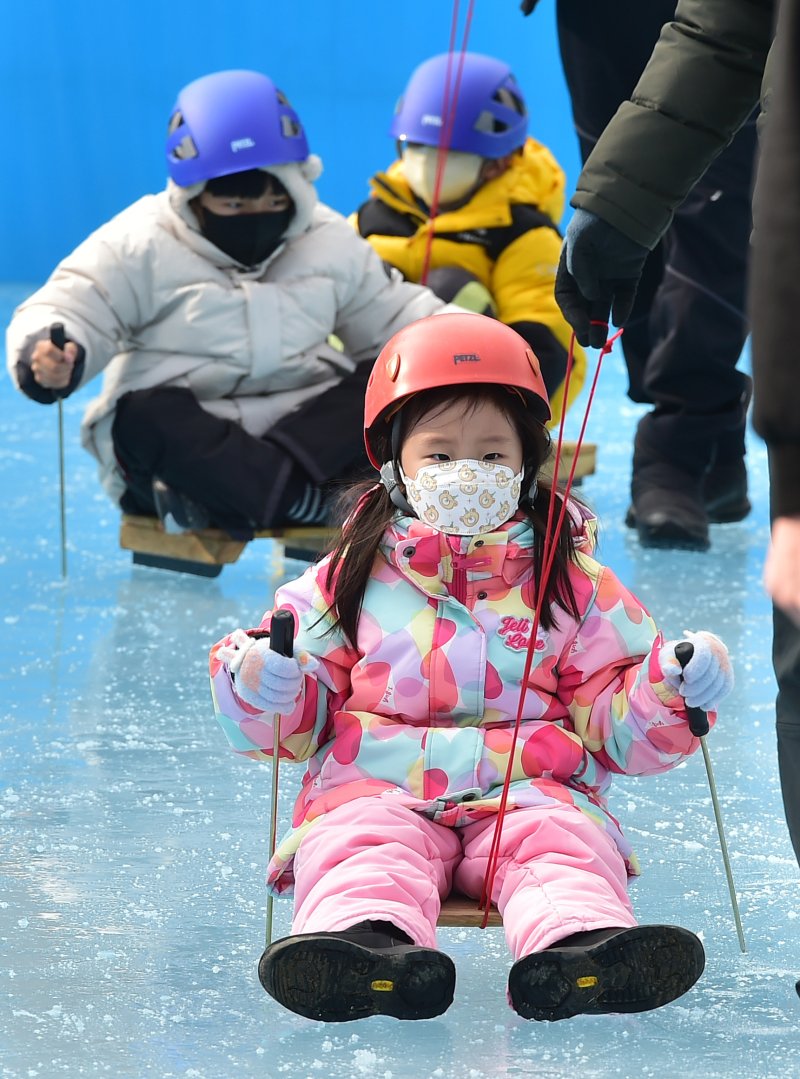 [대구=뉴시스] 이무열 기자 = 9일 오후 대구 동구 팔공산수련원에서 열린 '2023 가족과 함께하는 얼음썰매축제'를 찾은 아이들이 전통썰매를 타며 즐거운 시간을 보내고 있다. 2023.01.09. lmy@newsis.com