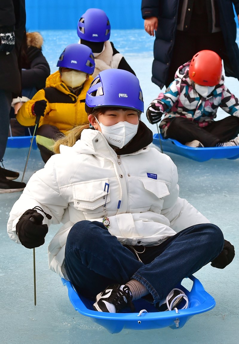 [대구=뉴시스] 이무열 기자 = 9일 오후 대구 동구 팔공산수련원에서 열린 '2023 가족과 함께하는 얼음썰매축제'를 찾은 아이들이 썰매를 타며 즐거운 시간을 보내고 있다. 2023.01.09. lmy@newsis.com
