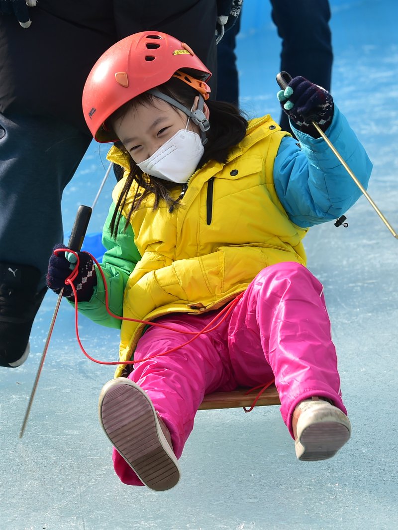 [대구=뉴시스] 이무열 기자 = 9일 오후 대구 동구 팔공산수련원에서 열린 '2023 가족과 함께하는 얼음썰매축제'를 찾은 아이들이 전통썰매를 타며 즐거운 시간을 보내고 있다. 2023.01.09. lmy@newsis.com