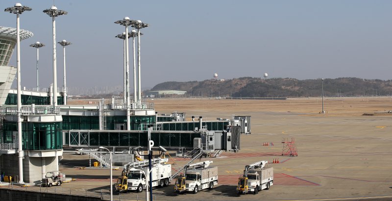전국 공항에서 항공기 이륙이 일시 중단된 가운데 9일 인천국제공항 계류장이 조용한 모습을 보이고 있다. 이날 항공업계에 따르면 인천·김포국제공항 등 전국 공항은 이날 낮 12시 10분부터 오후 1시 19분까지 항공기 이륙을 금지했다. 국토부는 이번 조치에 대해 미국 위성 잔해가 한반도 인근에 추락할 가능성이 있기 때문이라고 설명했다. 2023.1.9/뉴스1 ⓒ News1 박지혜 기자