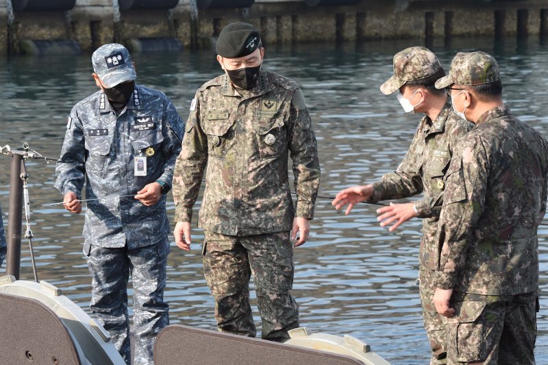 김승겸 합참의장이 9일 '도산안창호함'을 방문해 대함·대잠작전 수행 능력과 탑재 무장을 점검하고 있다. 사진=합참 공보실 제공