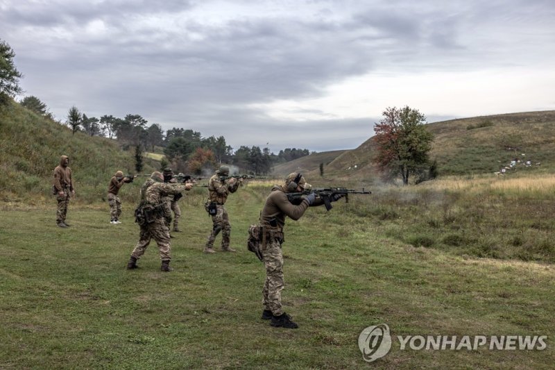 "러시아에 복수를" 우크라 전쟁에 뛰어든 주변국 자원자들 epa10190314 Volunteers of the Dzhokhar Dudayev Battalion practice shooting during the training in the Kyiv region, Ukraine, 17 September 2022. The battalion is made up mostly of Chechen volunteers who had fought in the two Chechen wars and has joined defending Ukraine