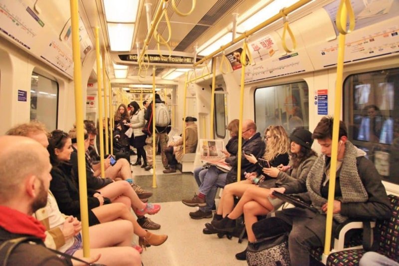8일(현지시간) 영국 런던에서 '바지 벗고 지하철 타기' 행사가 열려 승객들이 바지를 벗은 채 지하철에 탑승했다. 뉴스1