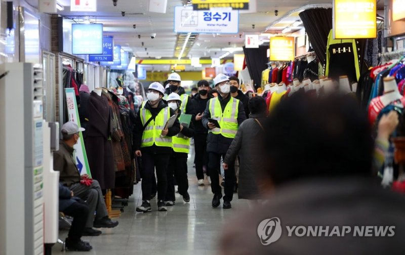 다중이용시설 안전 점검 다중이용시설 안전 점검 (대구=연합뉴스) 김현태 기자 = 9일 대구 공공시설관리공단 관계자들이 대신 지하상가에서 소방시설 등의 안전 점검을 하고 있다. 공단은 설을 앞두고 다중이용시설에 대한 안전 점검에 나섰다며 점검의 전문성과 실효성을 높이기 위해 사업별 시설담당자와 공단 시설 안전팀, 민간 전문가와 민관 합동 점검반을 구성했다고 밝혔다. 2023.1.9 mtkht@yna.co.kr (끝)