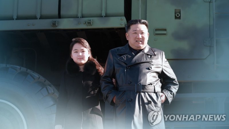 아빠 팔짱끼고 또 군 행사 등장한 김정은 둘째딸…"미래세대 책임" 강조(CG) [연합뉴스TV 제공]