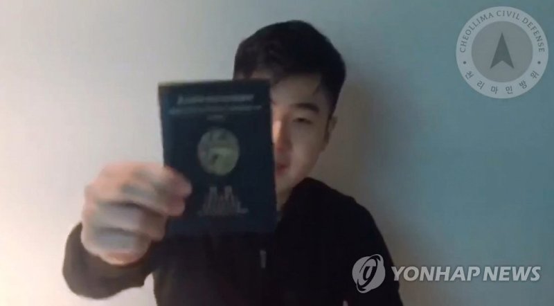 "아버지 살해됐다"…행방묘연 김한솔 깜짝 등장 말레이시아에서 피살된 김정남의 아들 김한솔(22)이 사건 발생 24일 만에 유튜브에 등장했다.