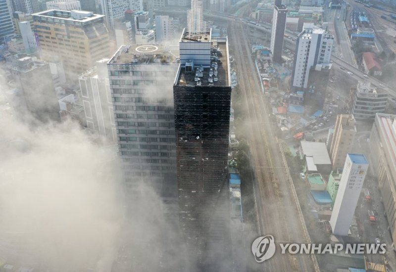 부산 도심 한복판 주차타워 화재 부산 도심 한복판 주차타워 화재 (부산=연합뉴스) 손형주 기자 = 9일 오전 부산진구 한 오피스텔 주차타워에서 불이 나 연기로 뒤덮혀 있다. 불은 1시간여만에 초진됐지만 인근 상가 건물로 번져 소방당국이 진화중이다. 현재까지 연기흡입 외 중상자는 발생하지 않았다. 2023.1.9 handbrother@yna.co.kr (끝)