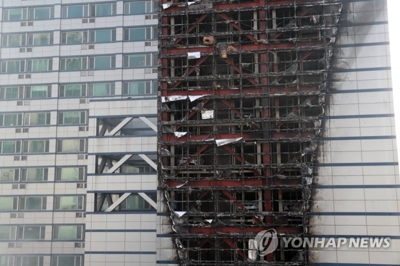부산 도심 고층 오피스텔 주차타워 화재 부산 도심 고층 오피스텔 주차타워 화재 (부산=연합뉴스) 손형주 기자 = 9일 오전 부산진구 한 오피스텔 주차타워에서 불이나 인근 상가로 번져 소방대원이 화재를 진압하고 있다. 불은 1시간여만에 초진 됐지만 인근 상가 건물로 번져 소방당국이 진화 중이다. 현재까지 연기흡입 외 중상자는 발생하지 않았다. 2023.1.9 handbrother@yna.co.kr (끝)