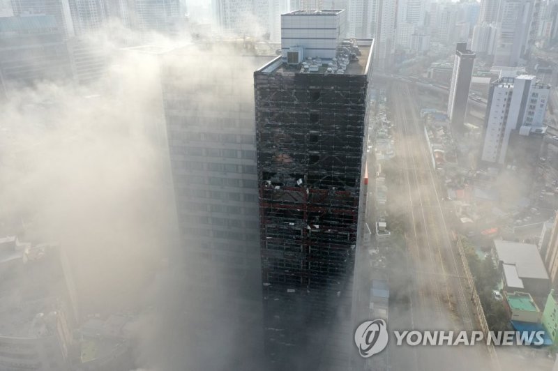 부산 도심 한복판 주차타워 화재 부산 도심 한복판 주차타워 화재 (부산=연합뉴스) 손형주 기자 = 9일 오전 부산진구 한 오피스텔 주차타워에서 불이 나 연기로 뒤덮혀 있다. 불은 1시간여만에 초진됐지만 인근 상가 건물로 번져 소방당국이 진화중이다. 현재까지 연기흡입 외 인중상자는 발생하지 않았다. 2023.1.9 handbrother@yna.co.kr (끝)