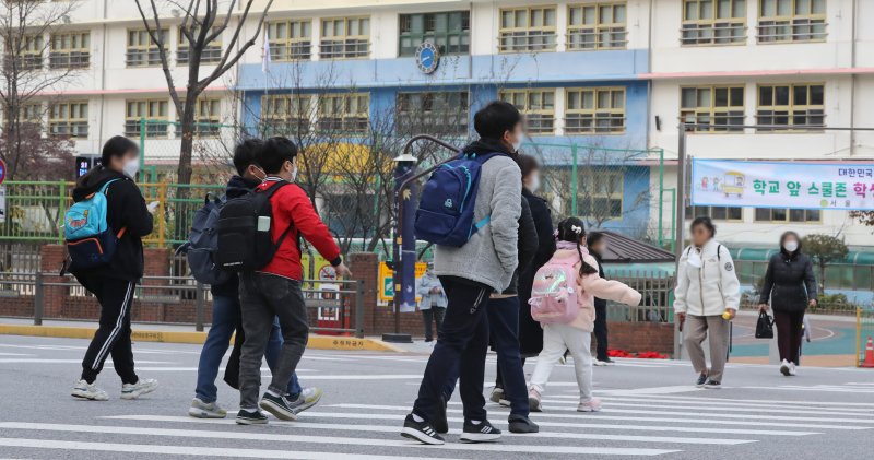 24일 서울에 위치한 한 초등학교로 어린이들이 등교하고 있다. /사진=뉴스1