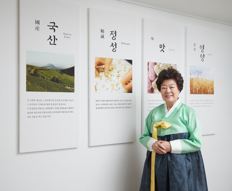 심영숙 교동한과 대표가 서울 강남구 교동CM 본사에서 포즈를 취하고 있다. 교동한과 제공