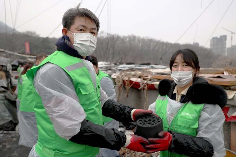 정종표 DB손보 사장(왼쪽)과 80여명의 임직원 및 가족들이 지난 7일 서울 강남구 구룡마을 일대에서 사랑의 연탄나눔 봉사활동을 펼치고 있다. DB손보 제공