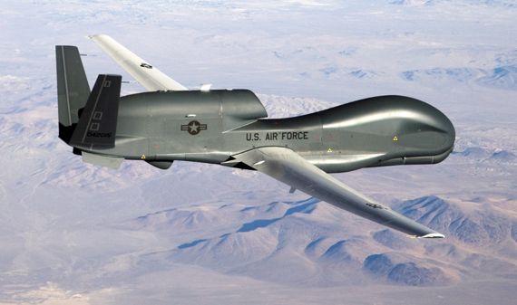 RQ-4 글로벌 호크(Global Hawk) 야전지휘관에게 전역의 전체적인 상황 정찰과 특정한 목표에 대한 정밀 정찰을 제공할 수 있다. 목표지점에서 오랫동안 체공하며 넓은 지역에 걸쳐 고해상도의 합성개구레이더로 구름층이나 폭풍우를 통과해 영상과 전자-광학/적외선(EO/IR) 영상을 제공할 수 있다. /미 공군 홈페이지 캡처