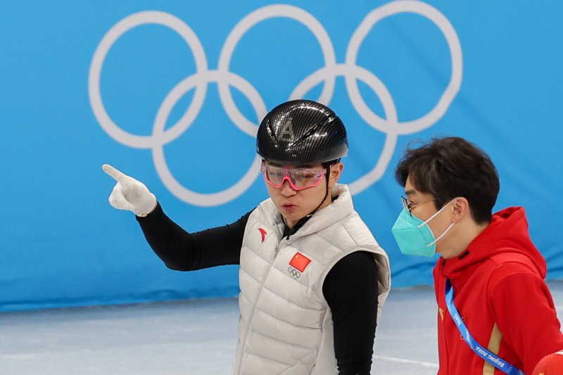 중국 쇼트트랙 대표팀을 이끄는 김선태 감독과 안현수 코치가 1일 오후 베이징 수도 실내 경기장(Capital indoor stadium)에서 훈련 중 대화하고 있다. 2022.2.1/뉴스1 ⓒ News1 안은나 기자 /사진=뉴스1