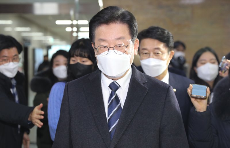 이재명 더불어민주당 대표가 지난 9일 서울 여의도 국회에서 지도부와 회의를 마친 뒤 본청을 나서고 있다. 뉴스1