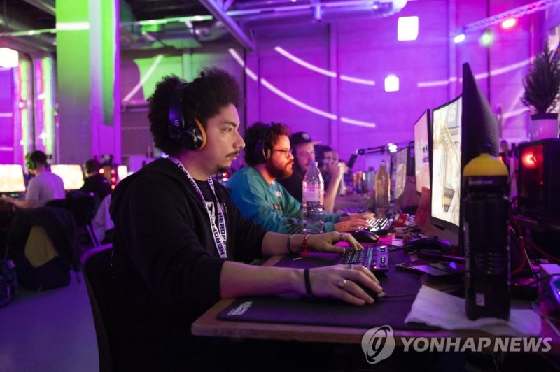 게이머 epa10243499 Gamers play computer games on their computers, during the HeroFest, a festival for gaming, e-sports and cosplay in Bern, Switzerland, 14 October 2022. HeroFest is running between 14 and 16 October. EPA/PETER KLAUNZER