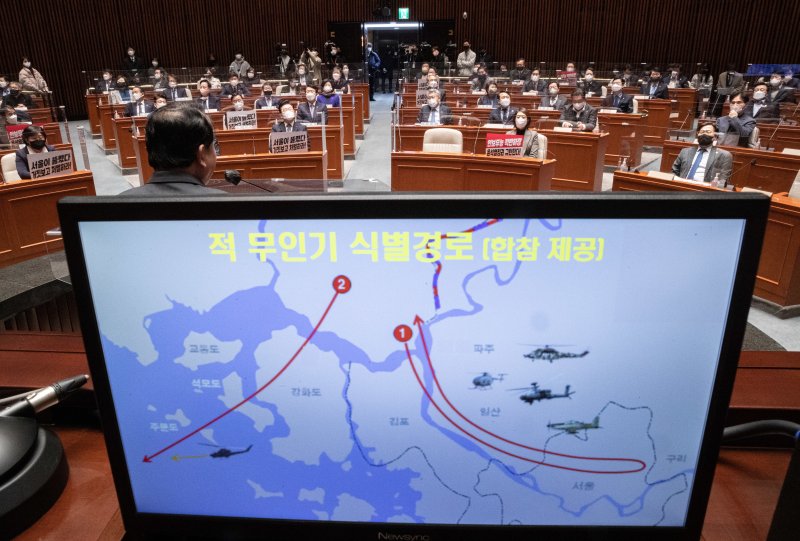 이재명 더불어민주당 대표와 의원들이 지난 6일 오후 서울 여의도 국회에서 열린 의원총회에서 김병주 의원의 발언을 듣고 있다. 2023.1.6/뉴스1 ⓒ News1 이재명 기자