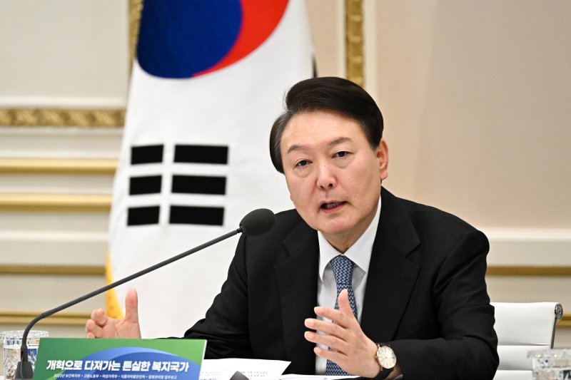 윤석열 대통령이 지난 9일 청와대 영빈관에서 열린 보건복지부·고용노동부·여성가족부·식품의약품안전처·질병관리청 2023년도 업무보고에서 발언하고 있다. (대통령실 제공) 2023.1.9/뉴스1 ⓒ News1 안은나 기자
