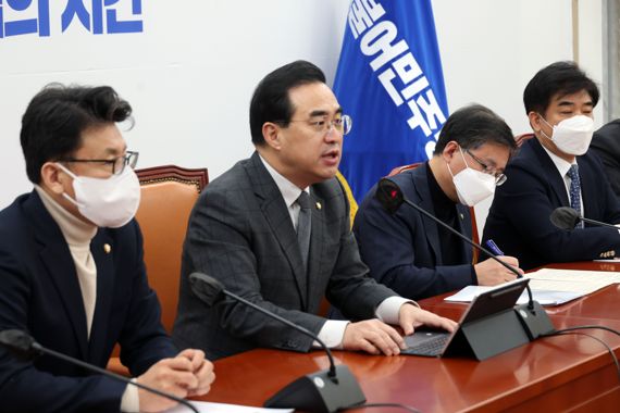 더불어민주당 박홍근 원내대표가 10일 국회에서 열린 원내대책회의에서 발언하고 있다. 사진=서동일 기자