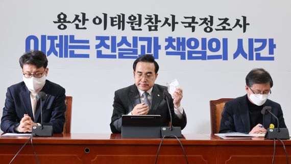 더불어민주당 박홍근 원내대표가 10일 국회에서 열린 원내대책회의에 참석하고 있다. 사진=서동일 기자