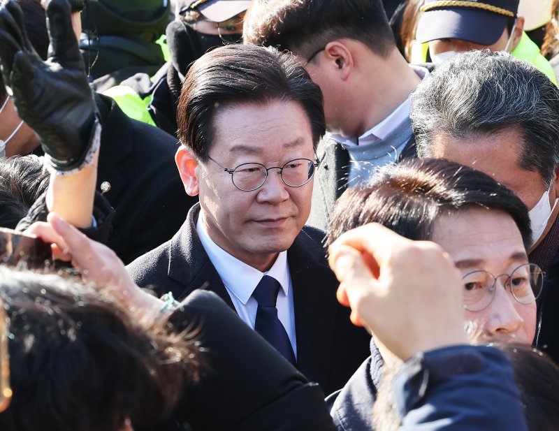 이재명 더불어민주당 대표가 성남FC 후원금 의혹과 관련한 조사를 받기 위해 10일 오전 경기 수원지방검찰청 성남지청에 출석하고 있다. 제1야당 현직 대표가 검찰에 피의자 신분으로 출석하는 것은 헌정 사상 처음이다. ⓒ News1 사진공동취재단