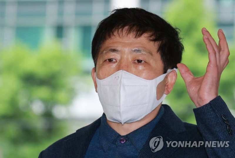 소환조사 앞두고 입장 밝히는 박상학 대표 소환조사 앞두고 입장 밝히는 박상학 대표 (서울=연합뉴스) 홍해인 기자 = 지난달 두 차례에 걸쳐 비무장지대(DMZ) 인근에서 대북전단을 살포했다고 밝힌 박상학 자유북한운동연합 대표가 10일 오후 종로구 서울경찰청에 조사를 받기 위해 출석하며 입장을 밝히고 있다. 2021.5.10 hihong@yna.co.kr (끝)