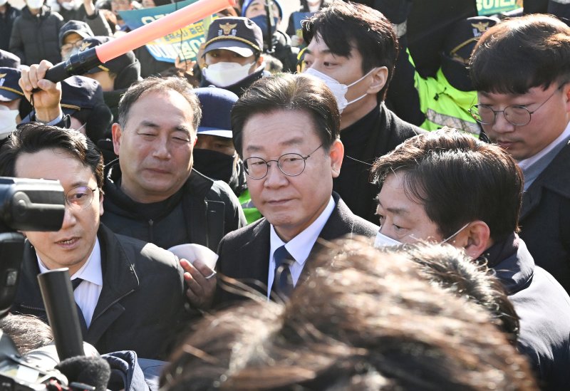 [서울=뉴시스] 사진공동취재단 = '성남FC 후원금' 의혹을 받고 있는 이재명 더불어민주당 대표가 10일 성남 수정구 수원지방검찰청검 성남지청에 출석하고 있다. 2023.01.10. photo@newsis.com