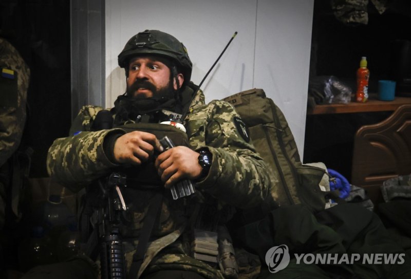솔레다르에서 참호전 벌이는 우크라이나군 A Ukrainian officer sits in a shelter in Soledar, the site of heavy battles with Russian forces in the Donetsk region, Ukraine, Sunday, Jan. 8, 2023. (AP Photo/Roman Chop)
