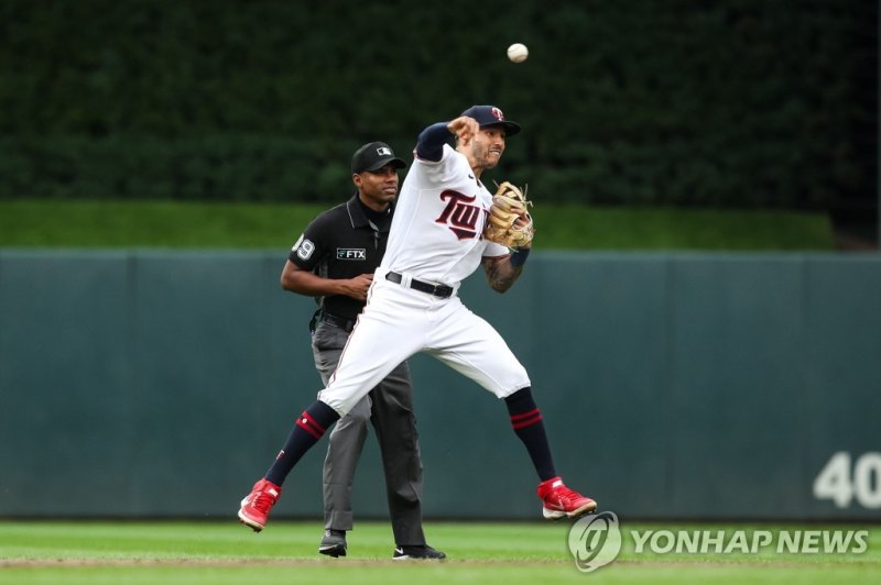 오른쪽 다리 부상 우려로 장기 계약에 발목 잡힌 카를로스 코레아 MINNEAPOLIS, MN - AUGUST 28: Carlos Correa #4 of the Minnesota Twins throws the ball to first base on an infield single by Austin Slater #13 of the San Francisco Giants in the third inning of the game at Target Field on August 28, 2022 in Minneapolis, Minnesota. D