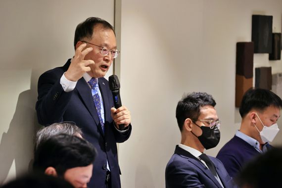 한국항공우주연구원 이상률 원장이 10일 서울 광화문 인근에서 기자간담회를 갖고 누리호 3차 발사와 올해 사업계획에 대해 설명하고 있다. 항공우주연구원 제공