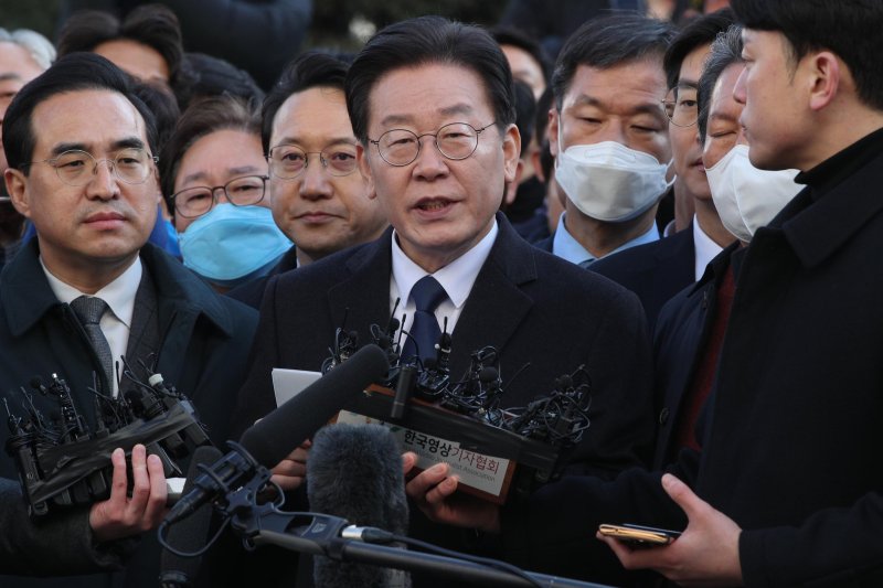 [성남=뉴시스] 사진공동취재단 = '성남FC 후원금' 의혹을 받고 있는 이재명 더불어민주당 대표가 10일 경기도 성남시 수원지방검찰청 성남지청으로 출석하기 전 입장을 밝히고 있다. 2023.01.10. photo@newsis.com
