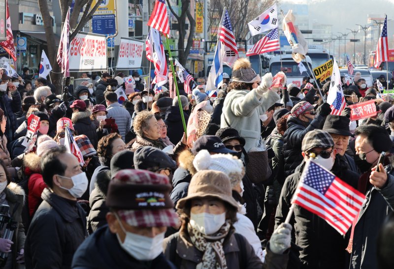 이재명 더불어민주당 대표가 성남FC 후원금 의혹과 관련해 검찰 조사를 앞둔 10일 오전 경기 수원지방검찰청 성남지청 앞에서 보수단체 회원들이 집회를 하고 있다. 제1야당 현직 대표가 검찰에 피의자 신분으로 출석하는 것은 헌정 사상 처음이다. 2023.1.10/뉴스1 ⓒ News1 사진공동취재단