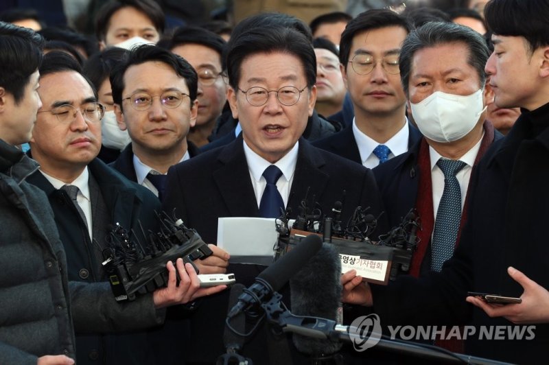 '성남FC 후원금 의혹' 사건과 관련해 더불어민주당 이재명 대표가 10일 오전 경기도 성남시 수원지방검찰청 성남지청에 피의자 신분으로 조사를 받기 위해 출석하며 입장 발표를 하고 있다. 사진=연합뉴스