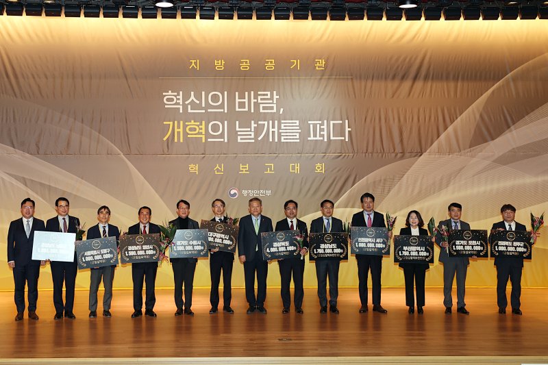 왼쪽 네 번째 나동연 양산시장 *재판매 및 DB 금지