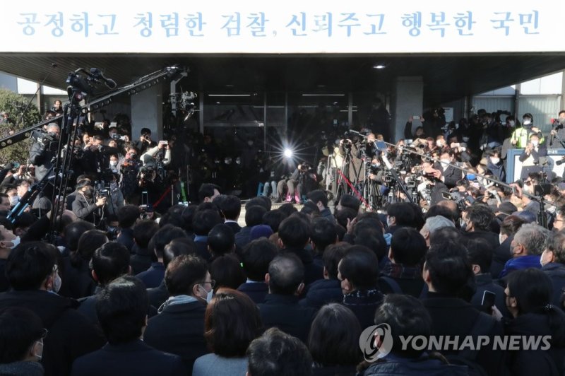 이재명 대표, 검찰 출석 이재명 대표, 검찰 출석 (성남=연합뉴스) '성남FC 후원금 의혹' 사건과 관련해 더불어민주당 이재명 대표가 10일 오전 경기도 성남시 수원지방검찰청 성남지청에 피의자 신분으로 조사를 받기 위해 출석하고 있다. 2023.1.10 [사진공동취재단] photo@yna.co.kr (끝)