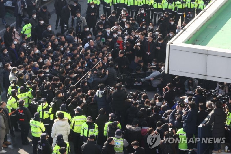 '성남FC 후원금 의혹' 관련 검찰 출석하는 이재명 대표 '성남FC 후원금 의혹' 관련 검찰 출석하는 이재명 대표 (성남=연합뉴스) '성남FC 후원금 의혹' 사건과 관련해 더불어민주당 이재명 대표가 10일 오전 경기도 성남시 수원지방검찰청 성남지청에 피의자 신분으로 조사를 받기 위해 출석하며 입장발표를 하고 있다. 2023.1.10 [사진공동취재단] photo@yna.co.kr (끝)