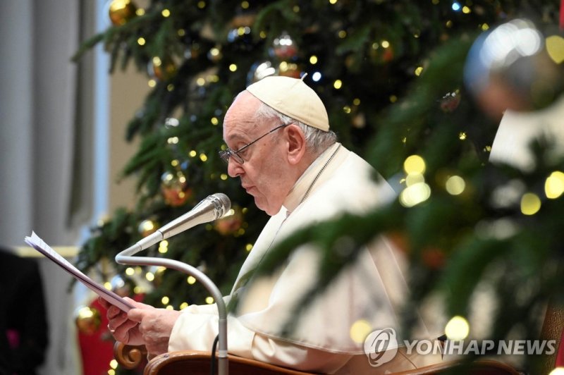 바티칸 대사들을 상대로 연설 중인 프란치스코 교황 Pope Francis delivers what has come to be known as his "State of the World" address to diplomats, at the Vatican, January 9, 2023. Divisione Produzione Fotografica /Vatican Media/Handout via REUTERS ATTENTION EDITORS - THIS IMAGE WAS PROVIDED BY A THIRD PARTY.