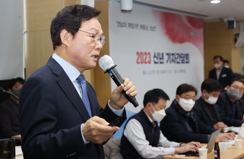 [창원=뉴시스] 홍정명 기자= 박완수 경남도지사가 10일 도청 도정회의실에서 가진 신년 기자간담회에서 취임 이후 성과와 새해 도정운영 방향에 대해 설명하고 있다.(사진=경남도 제공) 2023.01.10. photo@newsis.com *재판매 및 DB 금지