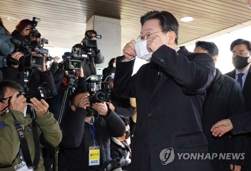 '성남FC 후원금 의혹' 관련 검찰 출석하는 이재명 대표 '성남FC 후원금 의혹' 관련 검찰 출석하는 이재명 대표 (성남=연합뉴스) '성남FC 후원금 의혹' 사건과 관련해 더불어민주당 이재명 대표가 10일 오전 경기도 성남시 수원지방검찰청 성남지청에 피의자 신분으로 조사를 받기 위해 출석하며 마스크를 쓰고 있다. 2023.1.10 [사진공동취재단] photo@yna.co.kr (끝)